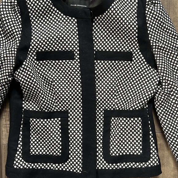 Club Monaco cropped lady style blazer is a classic with hidden placket - Picture 5 of 6